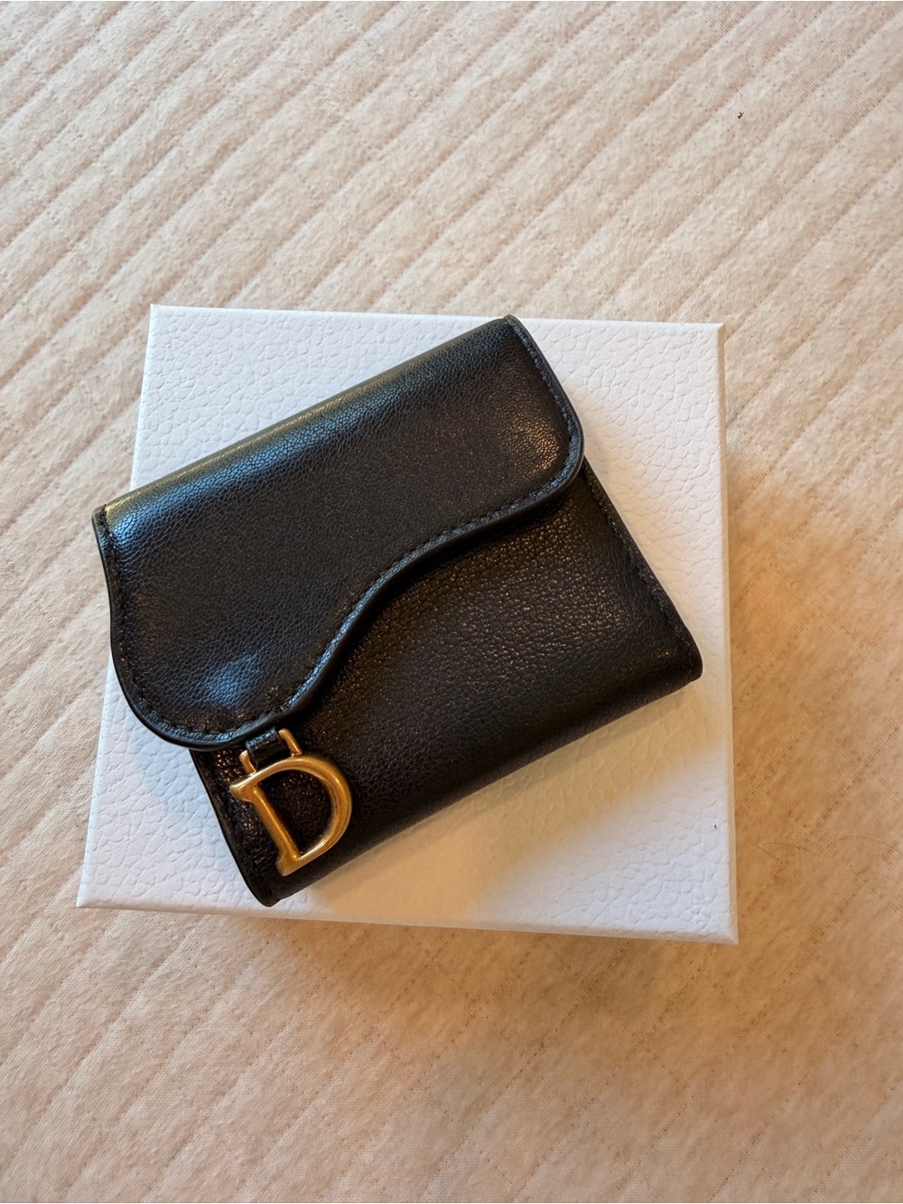 Saddle Lotus Wallet
Black Goatskin